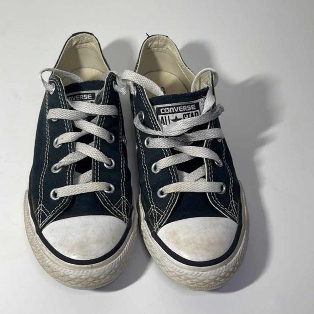 Converse Chuck Taylor Youth  Size 2.5 Black and White Unisex